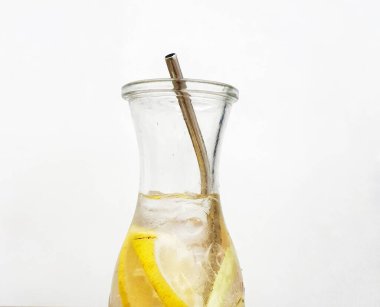 Limonlu ve limonlu buzlu içecek, çok ferahlatıcı. Çevre dostu paslanmaz çelik bir pipetle çekici, uzun bir cam şişede servis ediliyor..