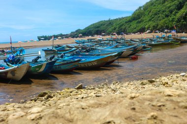 Yogyakarta, Endonezya Ekim 2022. Baron sahilinin tadını çıkaran yerli turistler, Gunung Kidul. Bu sahili turlamak için mavi bir tekneye bindiler..