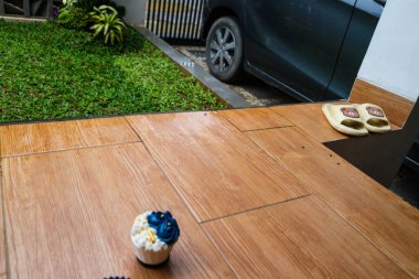 Lüks ve zarif kekler, beyaz kremalı ve lacivert üzerine altın serpiştirilmiş. Tatlı ve kremalı bir tadı var..