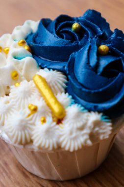 Lüks ve zarif kekler, beyaz kremalı ve lacivert üzerine altın serpiştirilmiş. Tatlı ve kremalı bir tadı var..