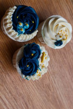 Lüks ve zarif kekler, beyaz kremalı ve lacivert üzerine altın serpiştirilmiş. Tatlı ve kremalı bir tadı var..