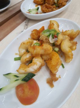 Calamari Rings Crispy, Squid in the Shape of Fried Flour Rings is a simple and short way to prepare squid. Cut the squid into rings, then coat with flour. Freshly fried until crispy.