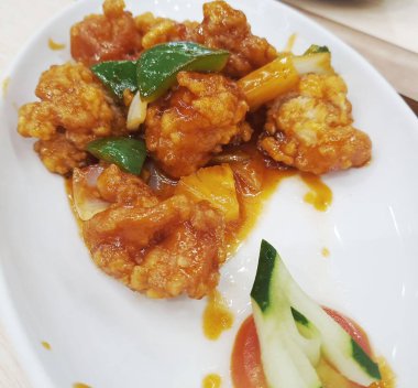 Sweet and sour chicken is fried chicken pieces with flour doused with a thick red-brown sweet and sour sauce. The original sweet and sour sauce recipe only consists of water, vinegar, tomato sauce, chili sauce, lemon juice, garlic, onions and starch 