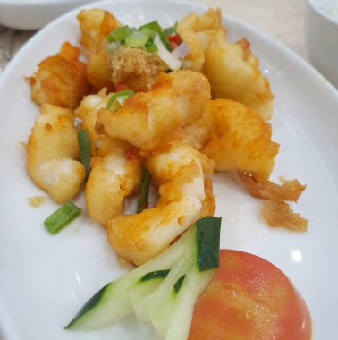 Calamari Rings Crispy, Squid in the Shape of Fried Flour Rings is a simple and short way to prepare squid. Cut the squid into rings, then coat with flour. Freshly fried until crispy.