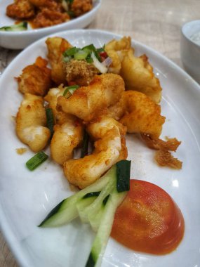 Calamari Rings Crispy, Squid in the Shape of Fried Flour Rings is a simple and short way to prepare squid. Cut the squid into rings, then coat with flour. Freshly fried until crispy.