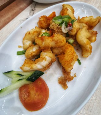 Calamari Rings Crispy, Squid in the Shape of Fried Flour Rings is a simple and short way to prepare squid. Cut the squid into rings, then coat with flour. Freshly fried until crispy.
