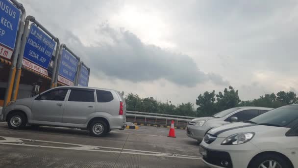 Cikampek Indonesia November 2022 Queue Cars Enter Cikampek Utama Toll — Stockvideo