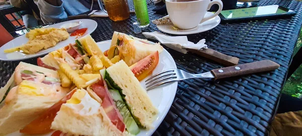 Западное Меню Завтрака Сэндвичи Мясом Овощами Сочетании Картошкой Фри Вкусная — стоковое фото
