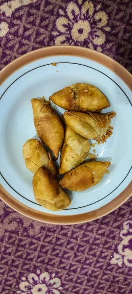 ピザン モレン Pisang Molen インドネシアの伝統的な食品で バナナの包み紙にペストリー生地を入れてから 黄金色になるまで揚げます 朝や夕方のお茶のおやつとして最適です — ストック写真