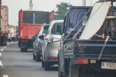 Otoyoldaki trafik sıkışıklığına takılmış arka lambanın arka fotografını kapatın..