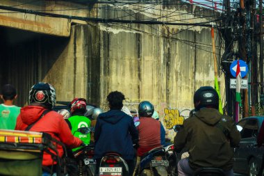 Eylül 2022 'de Batı Java, Endonezya. Jalan Raya Bekasi 'de meydana gelen trafik sıkışıklığı veya motosiklet yoğunluğu. Bu yol büyük araçlar geri döndüğü için sık sık tıkanır..