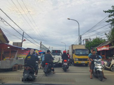 Bekasi, Endonezya Temmuz 2022. Tambun Utara Bekasi 'deki çelik köprüde meydana gelen trafik sıkışıklığı, bu köprü Bekasi Nehri' ni geçer. Burada sık sık çeşitli yönlerden trafik sıkışıklığı olur..