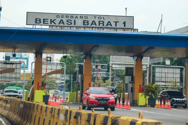 stock image Bekasi, Indonesia in March 2023. West Bekasi Toll Gate, one of the entry and exit gates of the Jakarta Cikampek Toll Road.