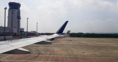 Uçma ve seyahat temalı fotoğraf, kalkış sırasında kanat penceresinden görünüm.