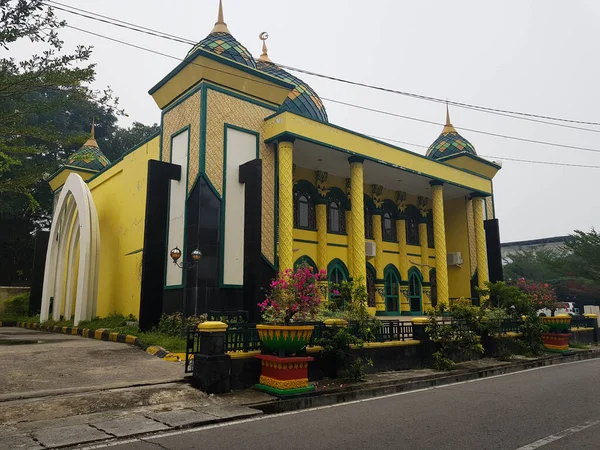 Riau Indonesia 2019 은드라 근처에 모스크로 노란색 차지하고 장식품을 조각하고 — 스톡 사진