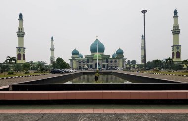Riau, Endonezya Ekim 2019. An Nur Ulu Camii, Endonezya 'nın Pekanbaru şehrinde bulunan bir camidir. Bu cami 1963 yılında inşa edildi ve 1968 yılında tamamlandı. Başkent Riau Eyaleti, Pekanbaru 'daki bu ibadethaneye, 