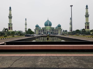 Riau, Endonezya Ekim 2019. An Nur Ulu Camii, Endonezya 'nın Pekanbaru şehrinde bulunan bir camidir. Bu cami 1963 yılında inşa edildi ve 1968 yılında tamamlandı. Başkent Riau Eyaleti, Pekanbaru 'daki bu ibadethaneye, 