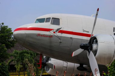 Cakarta, Endonezya Temmuz 2022. Dakota RI-001 Seulawah, Endonezya Cumhuriyeti 'ne ait ilk uçak. Bu uçak Aceh halkının bağışlarıyla satın alındı. Bu uçak en öndeydi.