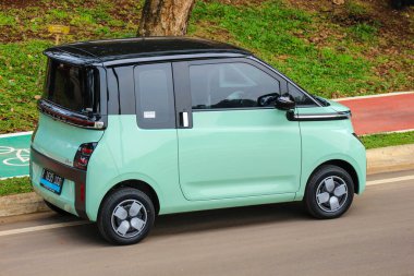 Cakarta, Endonezya Temmuz 2022. Wuling Havayolları 'nın arabası yeşil. Wuling Air ev, Wuling 'in gelecek teknolojisi tasarımı taşıyan ilk elektrikli arabası. 