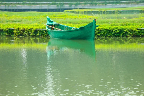 一条没有乘客的绿船停在湖边 这只绿船用来维修湖中央的公园 印度尼西亚印达省达曼的一个形似印度尼西亚地图的花园 — 图库照片