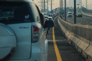 Batı Java, Endonezya Nisan 2023. Jakarta Cikampek 2 otobanında meydana gelen trafik sıkışıklığı ya da MBZ Mohammad Bin Zayed gişe yolu bayramında meydana gelen trafik kazalarından kaynaklanıyordu..