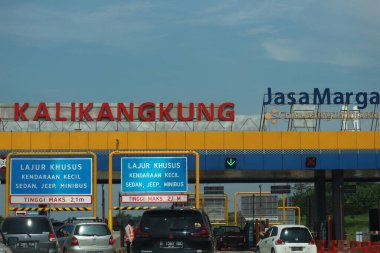 Merkez Java, Endonezya Nisan 2023. Kalikangkung gişesi Semarang 'da. Kalikangkung Gişe Kapısı, 2023 Kurban Bayramı 'nda Java paralı yolunda tek yönlü ve tek yönlü uygulamanın sonudur..