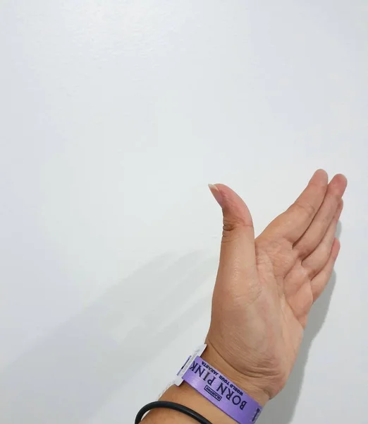 2023年3月 印度尼西亚雅加达 一只手与腕带墨粉音乐会的独立照片 生于粉红日1号 — 图库照片