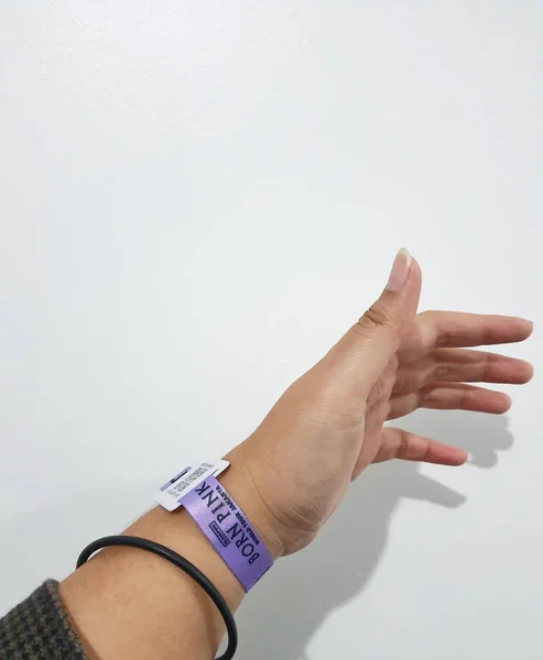 2023年3月 印度尼西亚雅加达 一只手与腕带墨粉音乐会的独立照片 生于粉红日1号 — 图库照片