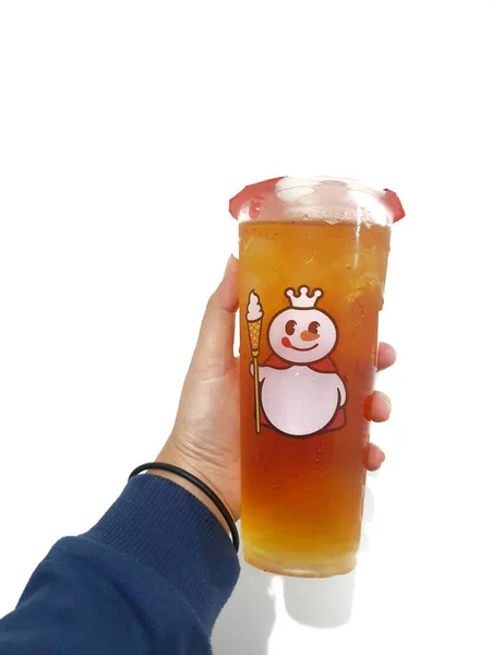 2023年3月 印度尼西亚贝卡西 一只手拿着一杯茉莉花茶的孤立的白色照片 混合饮料是一种受欢迎的饮料和冰淇淋系列 — 图库照片