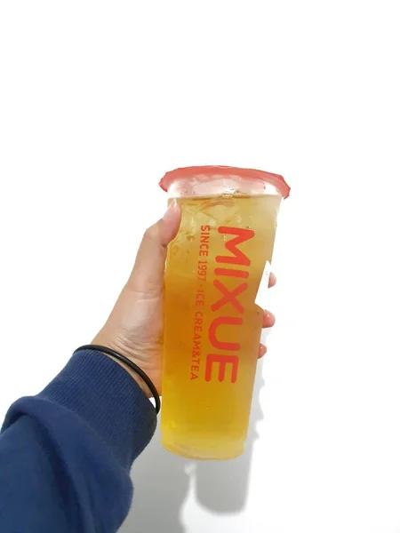 2023年3月にインドネシアのベカシ 初期の灰色のミックスティーのカップを保持手の隔離された白い写真 ミックスは人気の飲料とアイスクリームのフランチャイズです — ストック写真