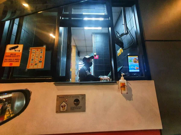 인도네시아 2022 맥도날드의 드라이브 서비스에서 일하고 있어요 밤이었지만 여승무원은 여전히 — 스톡 사진