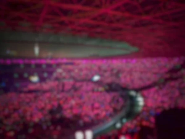 Black Pink 'in Jakarta' daki konserinin atmosferinin bulanık fotoğrafı. Pembe ışıkların atmosferi çok kalabalıktı, heyecan vericiydi ve eğlenceliydi..