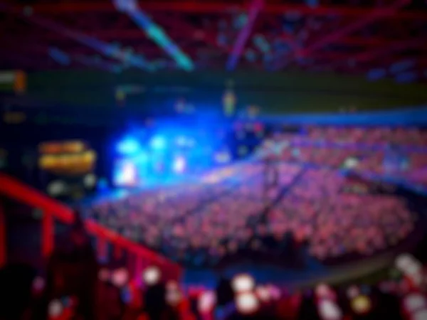 Black Pink 'in Jakarta' daki konserinin atmosferinin bulanık fotoğrafı. Pembe ışıkların atmosferi çok kalabalıktı, heyecan vericiydi ve eğlenceliydi..