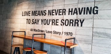 Cakarta, Endonezya Mart 2019. Kafenin köşesinde Ali Macgraw, Love Story 'den alıntılar var. Duvarda 