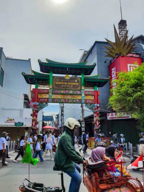 Yogyakarta, Endonezya Temmuz 2022. Kampung Ketandan, Malioboro bölgesinde, Yogyakarta 'nın merkezinde bulunan bir Çin mahallesidir. Bu alandaki binaların mimarisi hâlâ geçmişin nüanslarıyla yönetiliyor. Yogyakarta 'daki Çinliler yaşıyor.