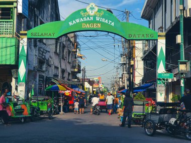 Yogyakarta, Endonezya Temmuz 2022. Dagen turistik alanının giriş kapısı ya da kapısı. Jalan Dagen Malioboro, Jogja şehir merkezindeki köyün adıdır. Dagen Köyü, Sosromenduras Köyü 'nün idari bölgesine dahil edilmiştir.