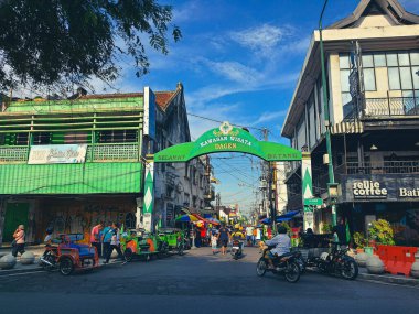 Yogyakarta, Endonezya Temmuz 2022. Dagen turistik alanının giriş kapısı ya da kapısı. Jalan Dagen Malioboro, Jogja şehir merkezindeki köyün adıdır. Dagen Köyü, Sosromenduras Köyü 'nün idari bölgesine dahil edilmiştir.