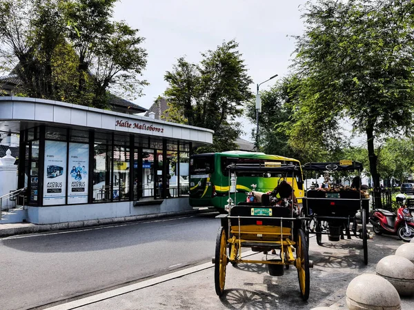 Yogyakarta Indonesia Nel Luglio 2022 Trans Jogja Autobus Che Attraversa — Foto Stock