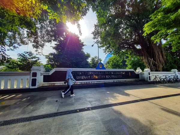 2022年7月 印度尼西亚日惹 Dprd Yogyakarta标志 日惹特区代表院 旁边有一棵菩提树 该办公室位于Malioboro街 — 图库照片
