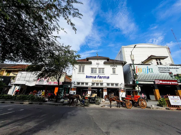 2022年3月 印度尼西亚日惹 Malioboro街Kimia Farma的制药大楼和荷兰的旧大楼仍然保留着 大楼前面有一个叫Andong的 司机在等乘客 — 图库照片