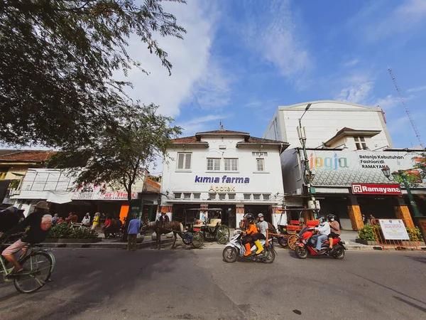 2022年3月 印度尼西亚日惹 Malioboro街Kimia Farma的制药大楼和荷兰的旧大楼仍然保留着 大楼前面有一个叫Andong的 司机在等乘客 — 图库照片