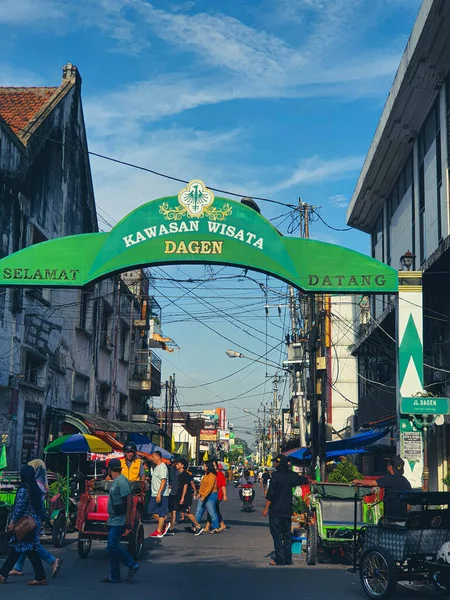 2022年7月にインドネシアのジョグジャカルタ ダーゲン観光地の入り口の門または門 Jalan Dagen Malioboroはジョグジャの中心部にある村の名前です 道元村は道元天元 源氏物語 の農村行政区域に含まれる — ストック写真