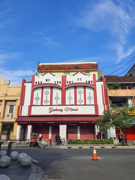 2022年3月 印度尼西亚日惹 Malioboro街上的一座建筑Gedoeng Merah 这栋楼是红白相间的 有一幢荷兰的老楼 — 图库照片