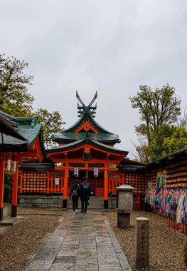 Kyoto, Japonya Nisan 2019. Güney Kyoto 'daki Azumamaro Tapınağı Fushimi Inari Taisha yakınlarında. Bu tapınağın tanrısı Azumamaro Kada, klasik Japon edebiyatı çalışmasını geliştirdi ve 