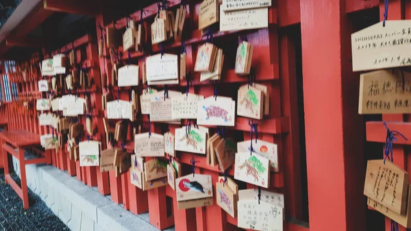 2019年4月 日本京都 愿和祈祷板或通常称为埃玛 埃玛是日本常见的小木制牌匾 上有神道和佛教徒的祈祷 愿望或愿望 埃玛被留在神龛里 那里有神仙 — 图库照片