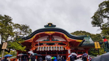 Kyoto, Japonya Nisan 2019. Burası Torii kapısı. Fushimi Inari Taisha Senbon Torii (Binlerce Torii Kapısı). Okunoin tapınağına giden yola Senbon Torii (bin torii kapısı) denir.).