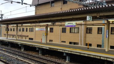 Kyoto, Japonya Nisan 2019. Arashiyama saga istasyonundaki platform. Bu istasyon oldukça sessiz. Demiryolu. Platform 3.