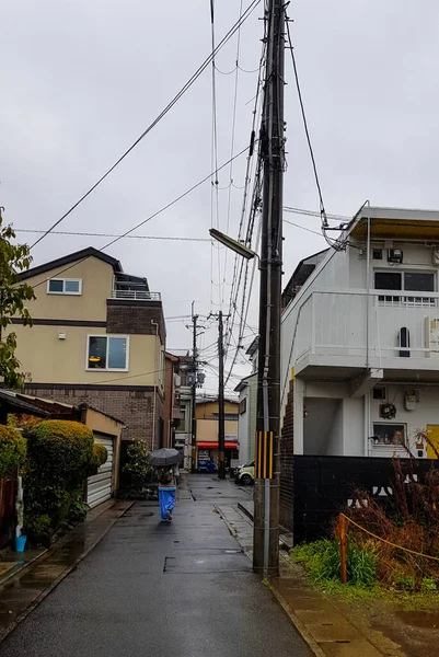 2019年4月の京都 嵐山の村の住宅地 いくつかの建物はかなり近代的に見えます 雨の多い日には — ストック写真