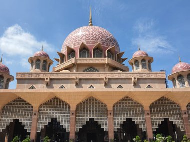 Putra Jaya, Malezya 21 Mayıs 2023. Putra Camii veya Malay Mescid Putre, 1997 yılında gül kırmızısı granit kullanılarak inşa edilen ve üç işlevsel alandan oluşan bir camidir.