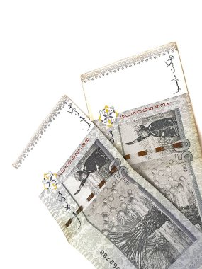 Malezya 'ya ait iki adet 50' lik halka şeklinde beyaz fotoğraf. Malezya finansmanı veya kişisel finans için uygun bir resim.